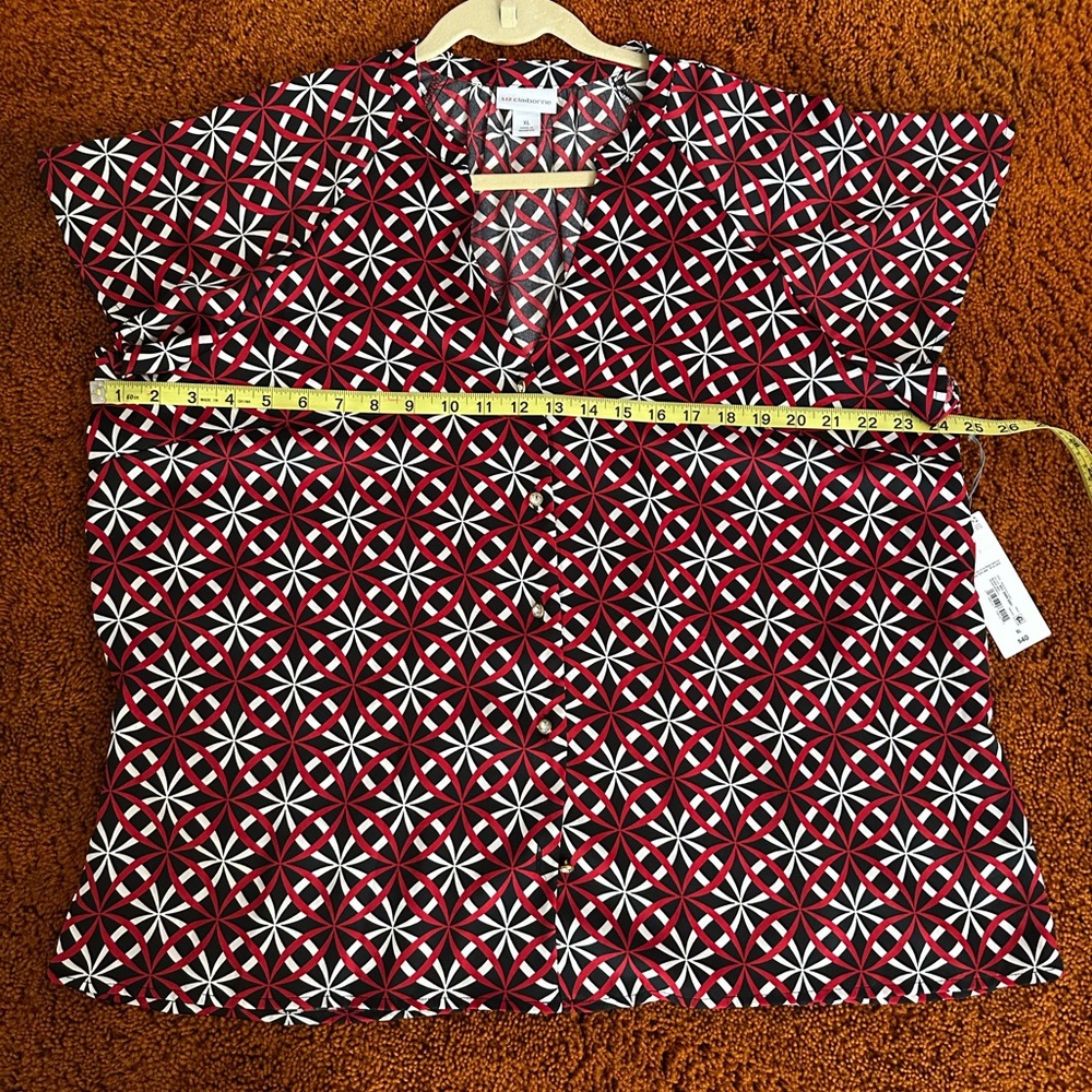 Liz Claiborne Red and Black Geometric Top